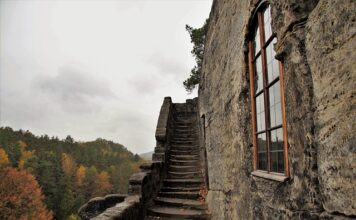 Ile kamizelek w aucie w Czechach?