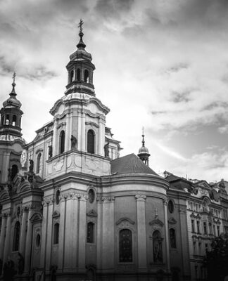 Skąd odjeżdża pociąg do Pragi?