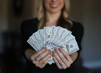 Ile trzeba zarabiać żeby być bogatym w Polsce?